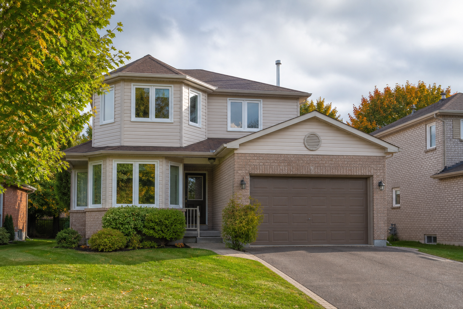 Newmarket Ontario family home with new white vinyl windows on a bright day